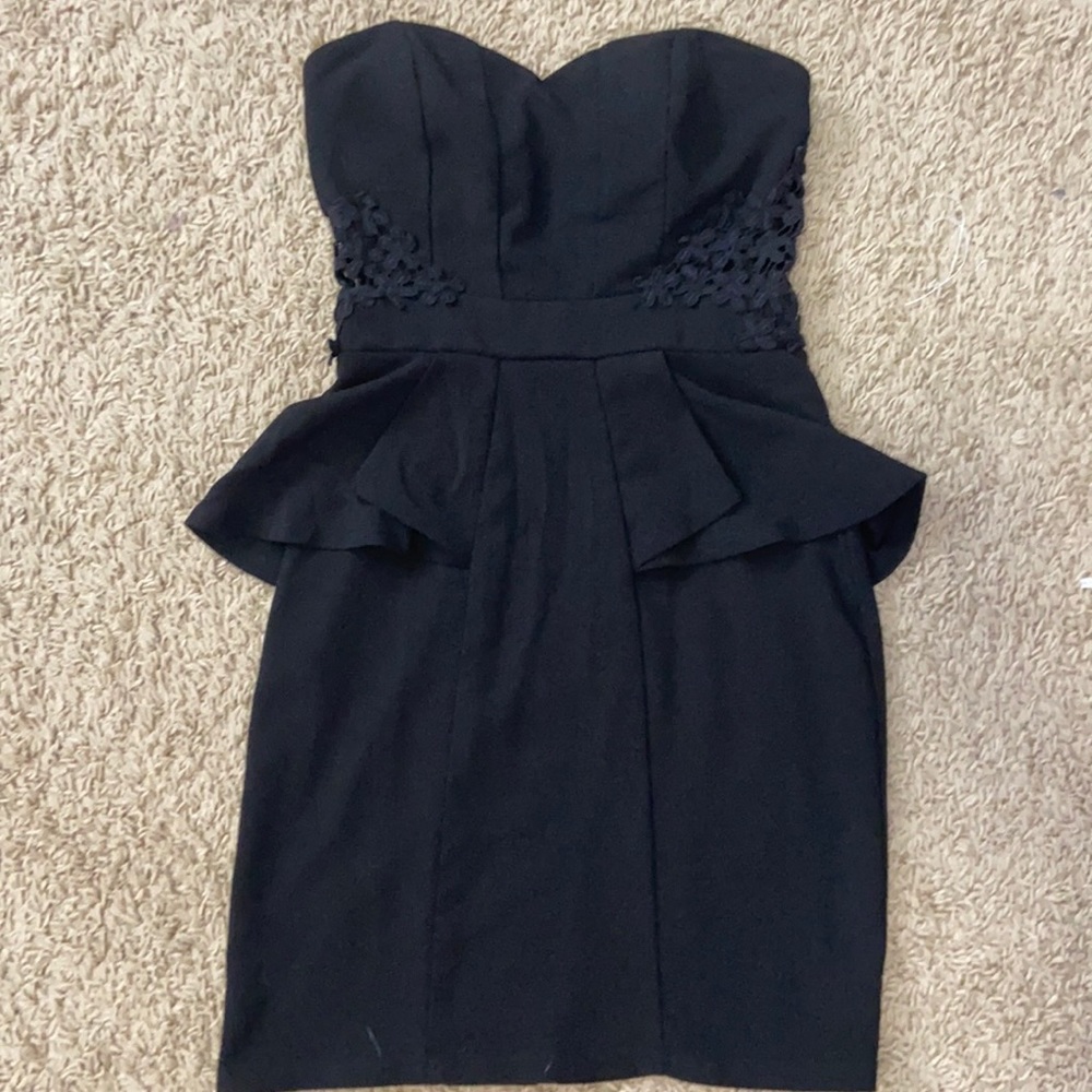 Black sleeveless dress